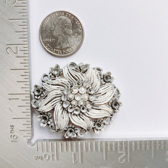 1950s Featherweights White Molded Vintage Plastic Domed Floral Brooch Pin - Picture 9 of 9